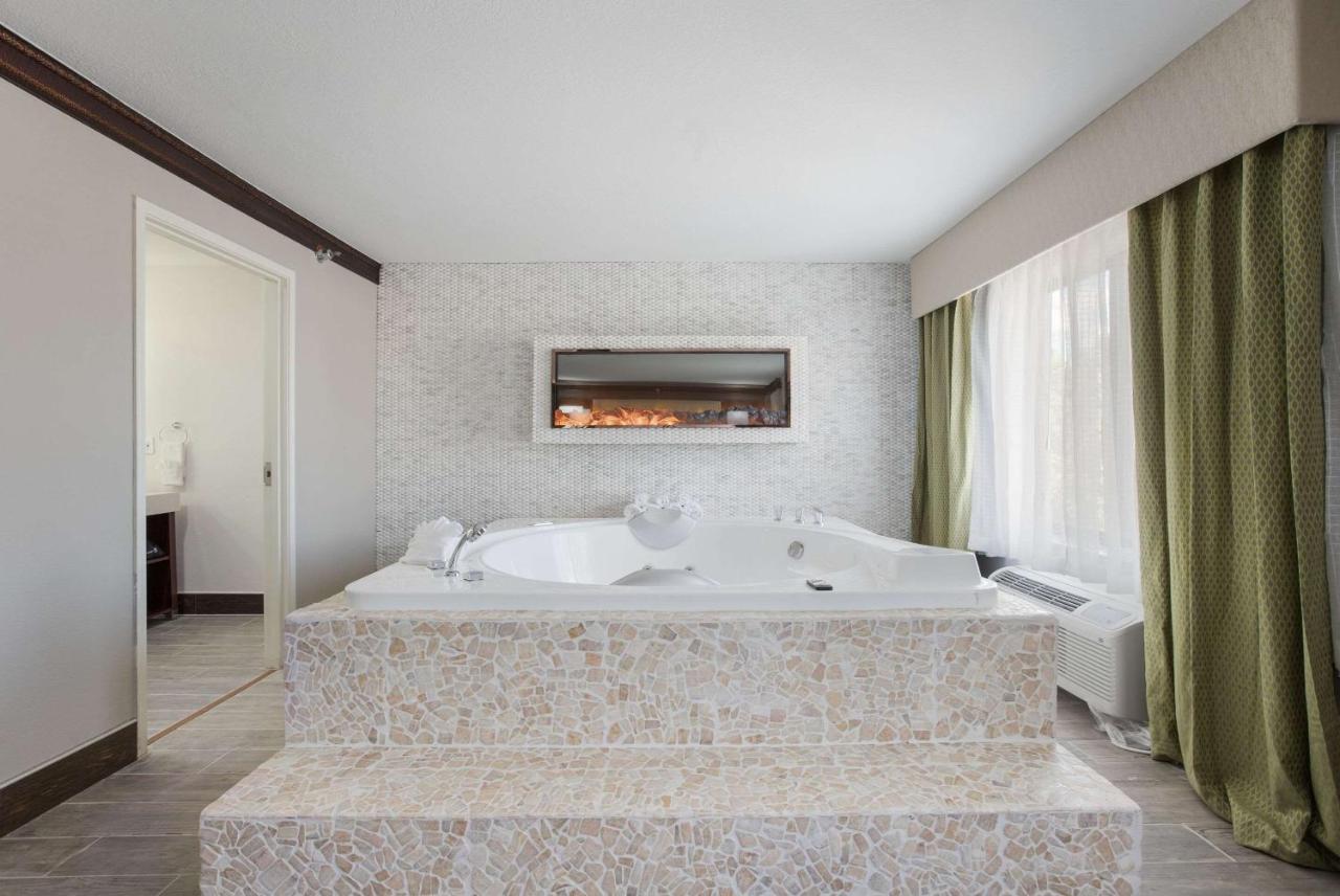The Leo Collection Detroit, Ascend Hotel Collection Lincoln Park Экстерьер фото