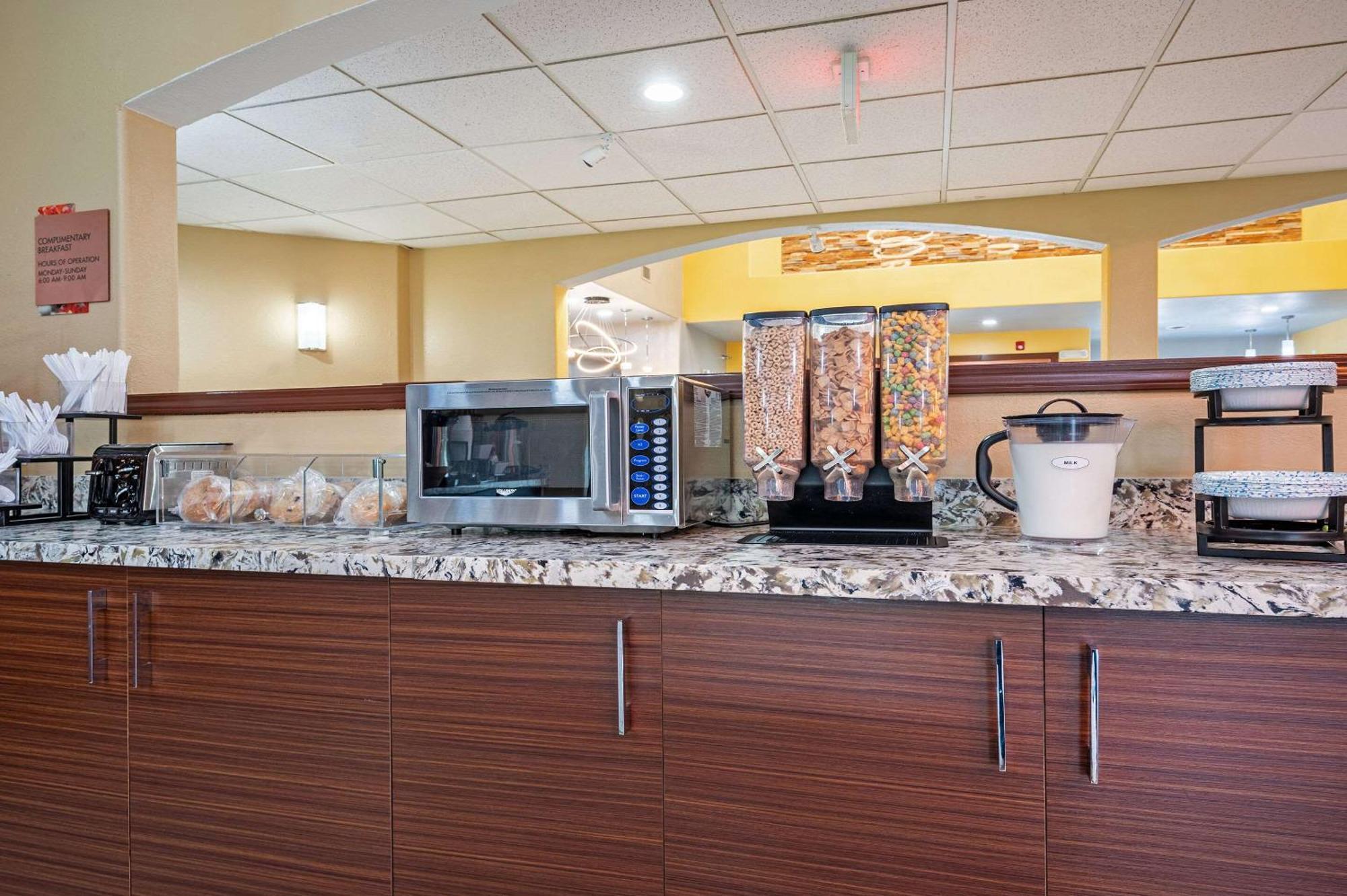 The Leo Collection Detroit, Ascend Hotel Collection Lincoln Park Экстерьер фото